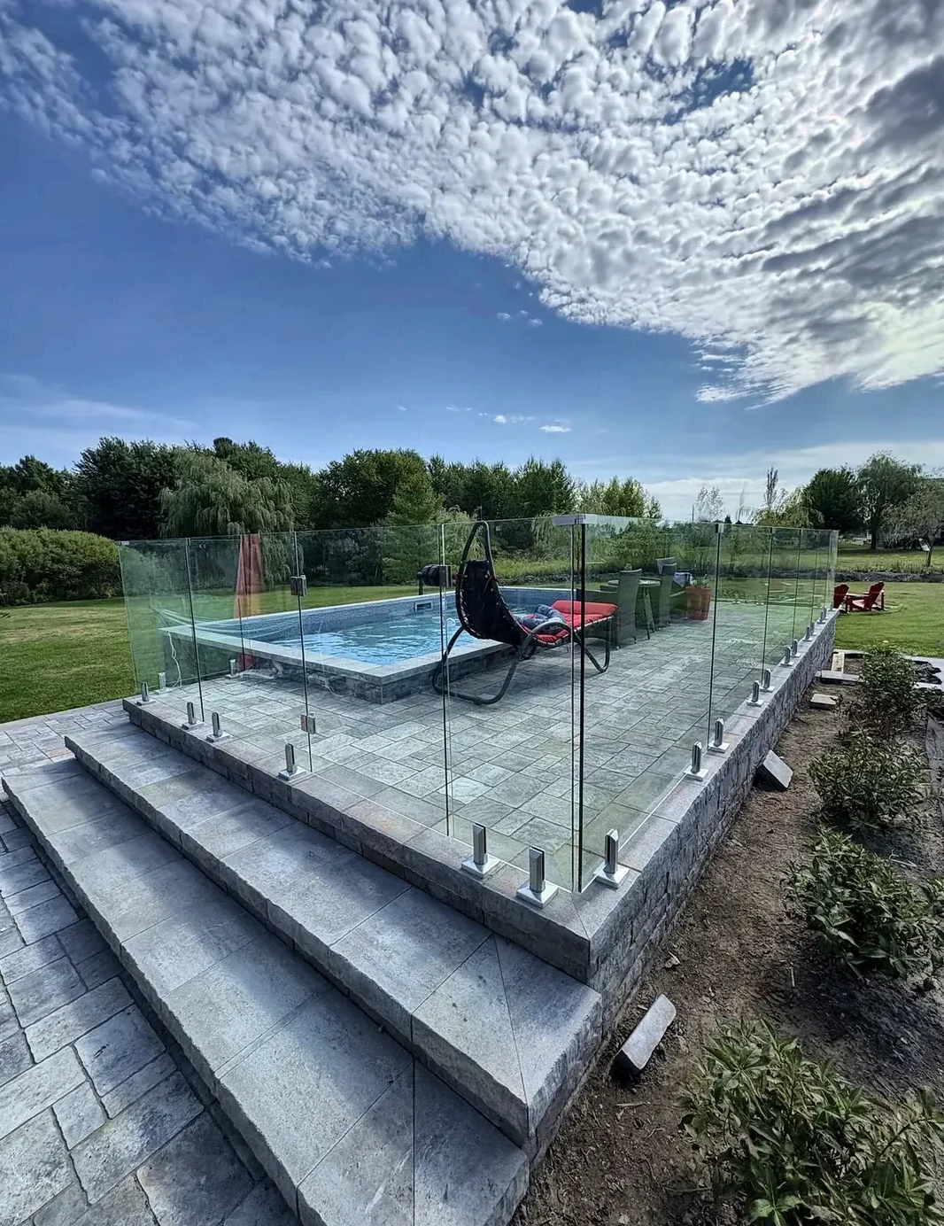 Garde-corps de verre autour d’une piscine extérieure