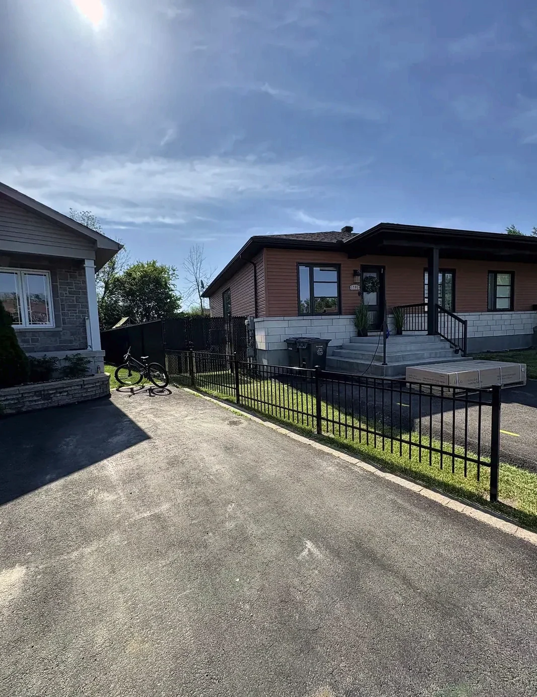 Clôture ornementale noire devant une maison