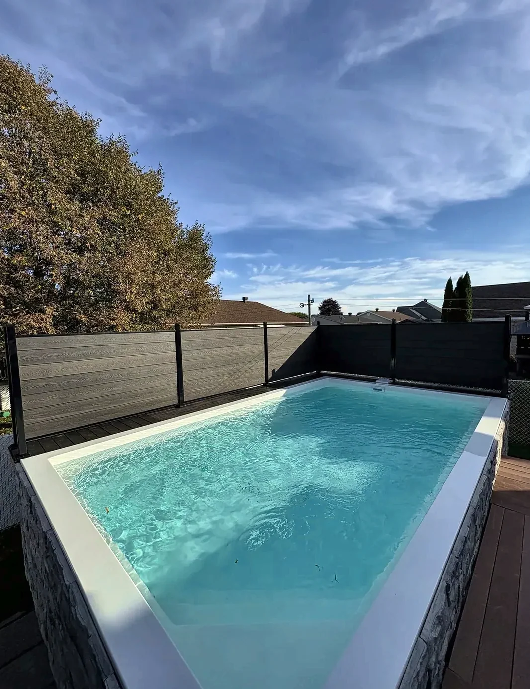 Panneaux d’intimité composite autour d’une piscine