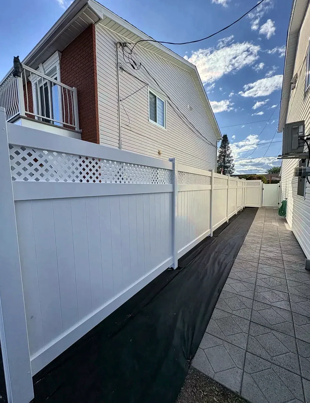 Clôture PVC blanche avec treillis supérieur