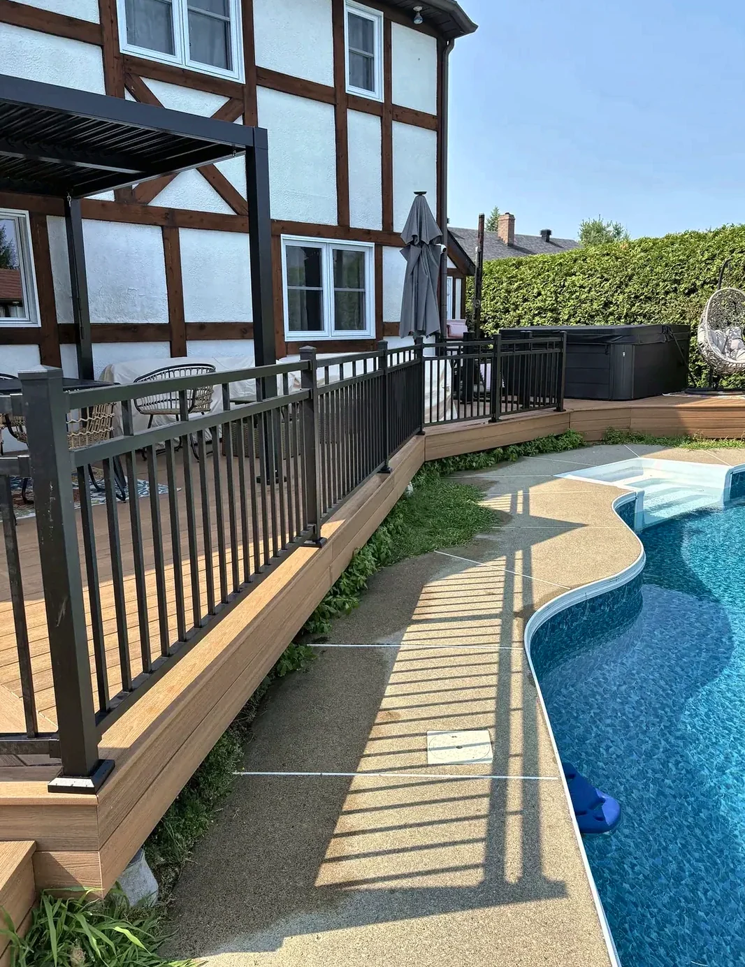 Rampes noires sur terrasse près de la piscine